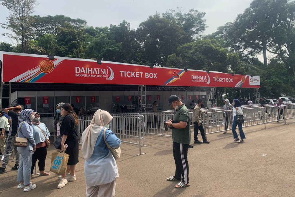 Pecinta bulu tangkis mengantre untuk membeli tiket Indonesia Master 2022 di Istora Gelora Bung Karno, Senayan, Jakarta Selatan pada Kamis (9/6/2022)/Bisnis-Lukman Nur Hakim