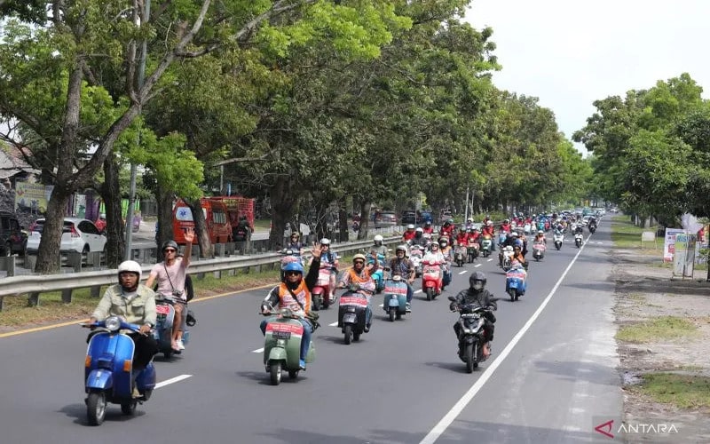 Rombongan komunitas Vespa yang mengikuti sesi Riding bersama menuju Desa Wisata Panglipuran, Bali, Jumat (9/6/2022)./Antara
