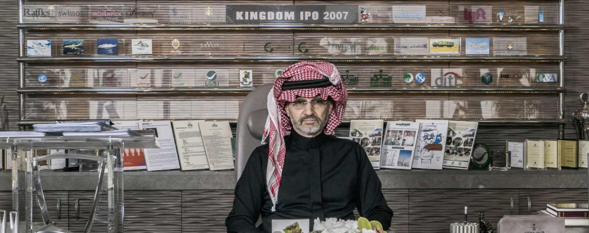 Pangeran Alwaleed Bin Talal, miliarder Saudi dan pendiri Kingdom Holding Co., berpose untuk difoto di kantor penthouse Kingdom Holding Co., setelah dibebaskan dari 83 hari penahanan di hotel Ritz-Carlton di Riyadh, Arab Saudi, Minggu, (18/3 - 2018). Bloomberg / Guy Martin