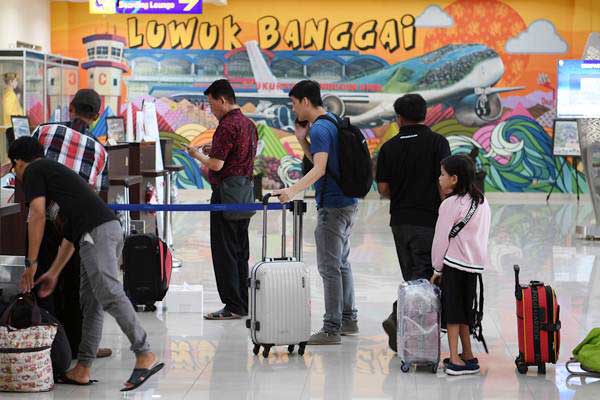 Calon penumpang pesawat terbang bersiap melakukan check in di Bandara Syukuran Aminuddin Amir, Banggai, Sulawesi Tengah, Minggu (23/12/2018)./ANTARA-Wahyu Putro A