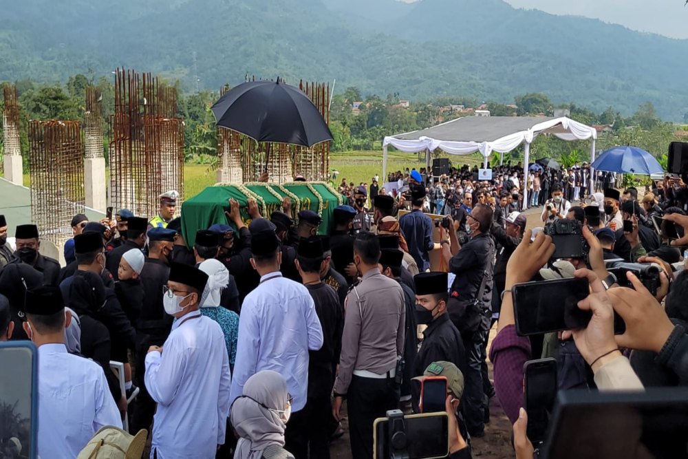  Lantunan Salawat Sambut Jenazah Eril di Pemakaman Islamic Center Cimaung