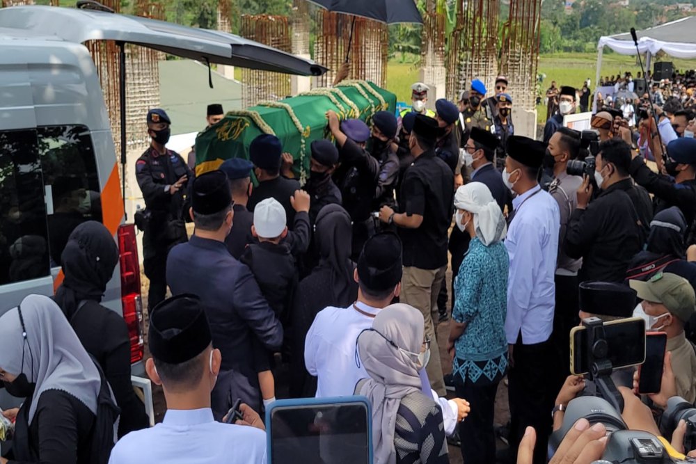  Suasana Haru Detik-Detik Pemakaman Eril di Islamic Center Cimaung 