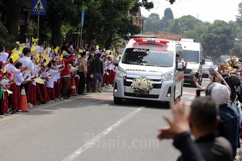 Ribuan Warga Penuhi Jalanan Menuju Pemakaman Emeril Kahn Mumtadz