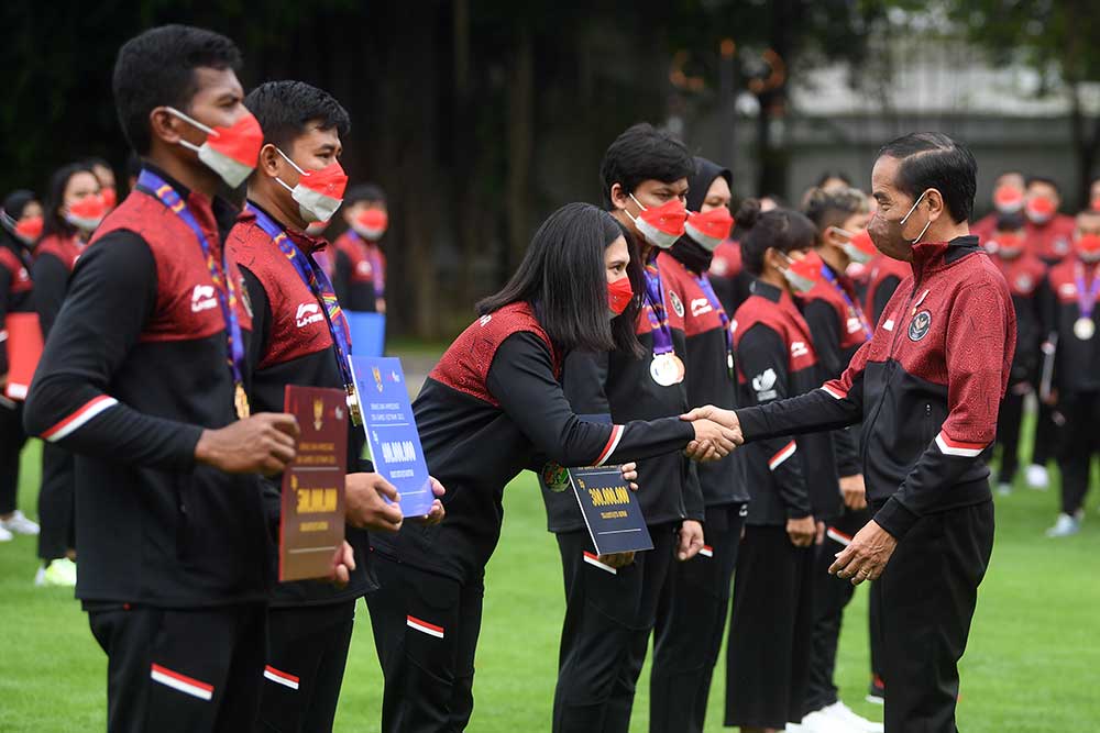  Presiden Joko Widodo Serahkan Bonus Untuk Atlet Sea Games Senilai Rp130,5 Miliar