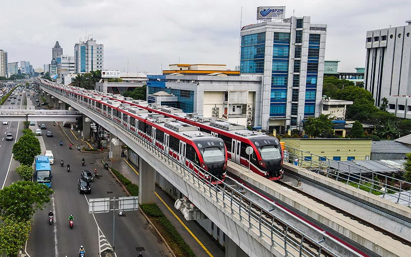 Foto udara gerbong kereta Light Rail Transit (LRT) terparkir di jalur Pancoran, Jakarta, Rabu (12/1/2022). ANTARA FOTO/Galih Pradipta