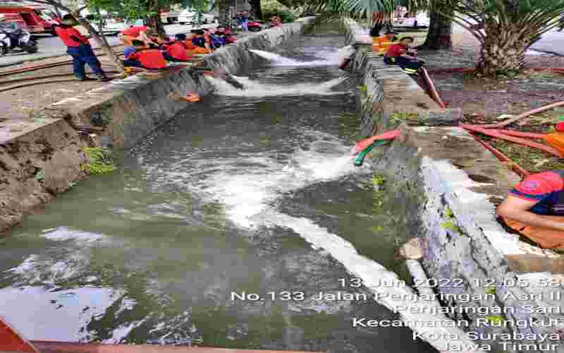  Surabaya Mengerahkan Belasan Unit Mobil Damkar Sedot Genangan Air Banjir Rob