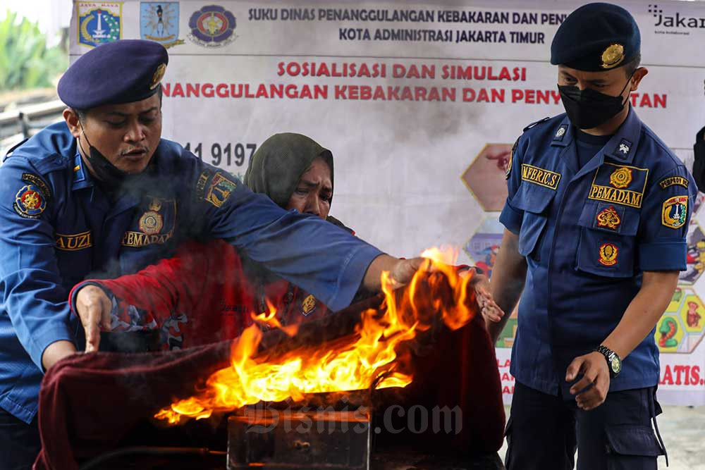  Puluhan Warga di Jakarta Ikuti Sosialisasi Penanggulangan Kebakaran