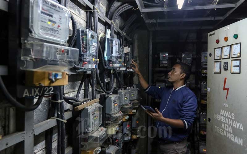 Warga melakukan pengisian listrik prabayar di Rumah Susun Benhil, Jakarta, Senin (14/2/2022). Bisnis/Eusebio Chrysnamurti