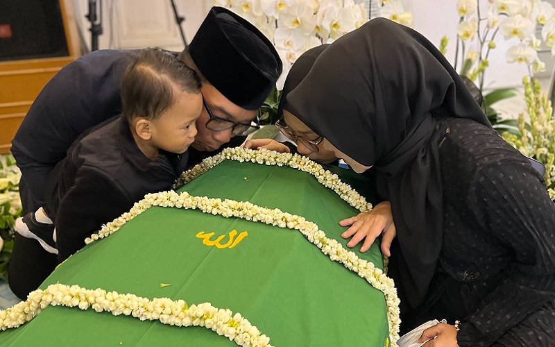  Momen Ridwan Kamil dan Keluarga Cium Peti Jenazah Eril, Atalia: Bentuk Cinta Tertinggi