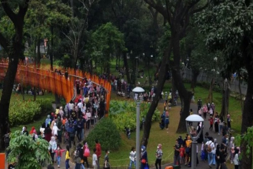 Sejumlah pengunjung menikmati suasana Tebet Eco Park di Jakarta, Kamis (26/5/2022). Warga memanfaatkan hari libur perayaan Kenaikan Isa Almasih dengan berkunjung ke tempat wisata maupun ke taman kota. ANTARA FOTO/Indrianto Eko Suwarso/YU