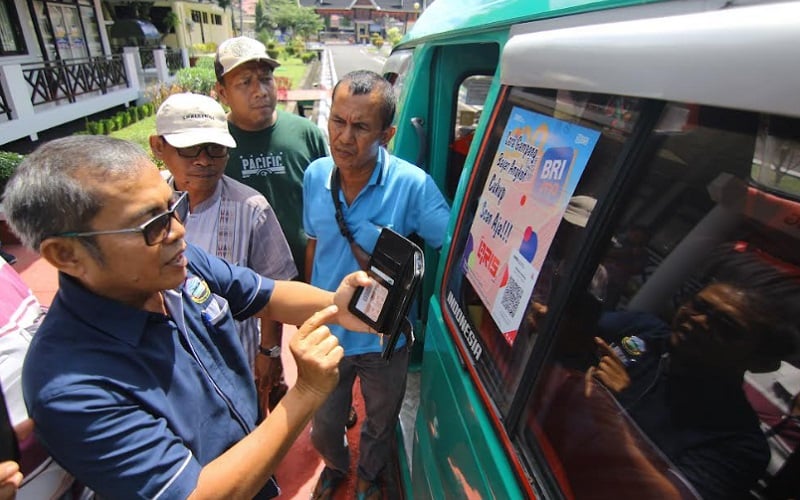  BRI Hadirkan Transaksi QRIS untuk Angkot di Padang