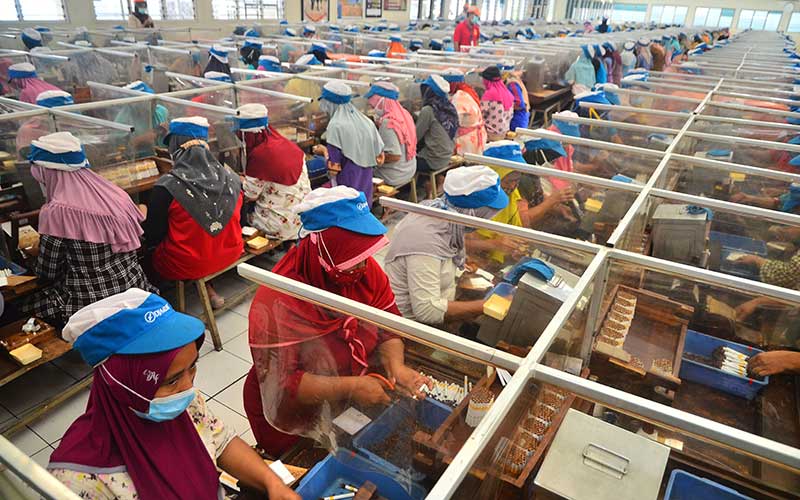 Pekerja memproduksi rokok Sigaret Kretek Tangan (SKT) di salah satu pabrik rokok di Kudus, Jawa Tengah, Kamis (23/12/2021). ANTARA FOTO/Yusuf Nugroho