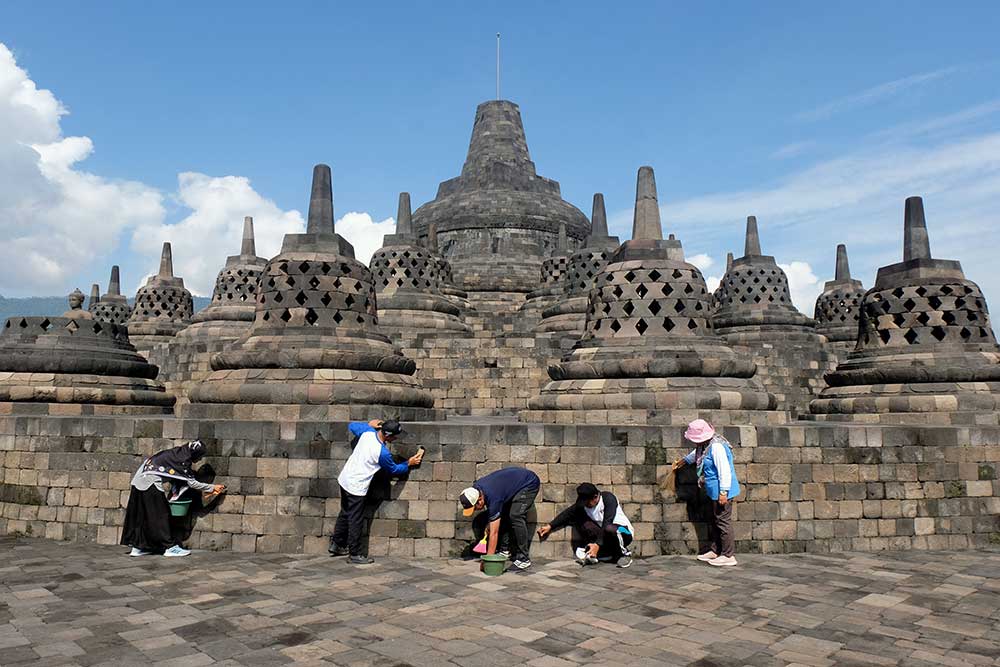  Candi Borobudur di Bersihkan Dalam Rangka Memperingati Hari Purbakala ke-109