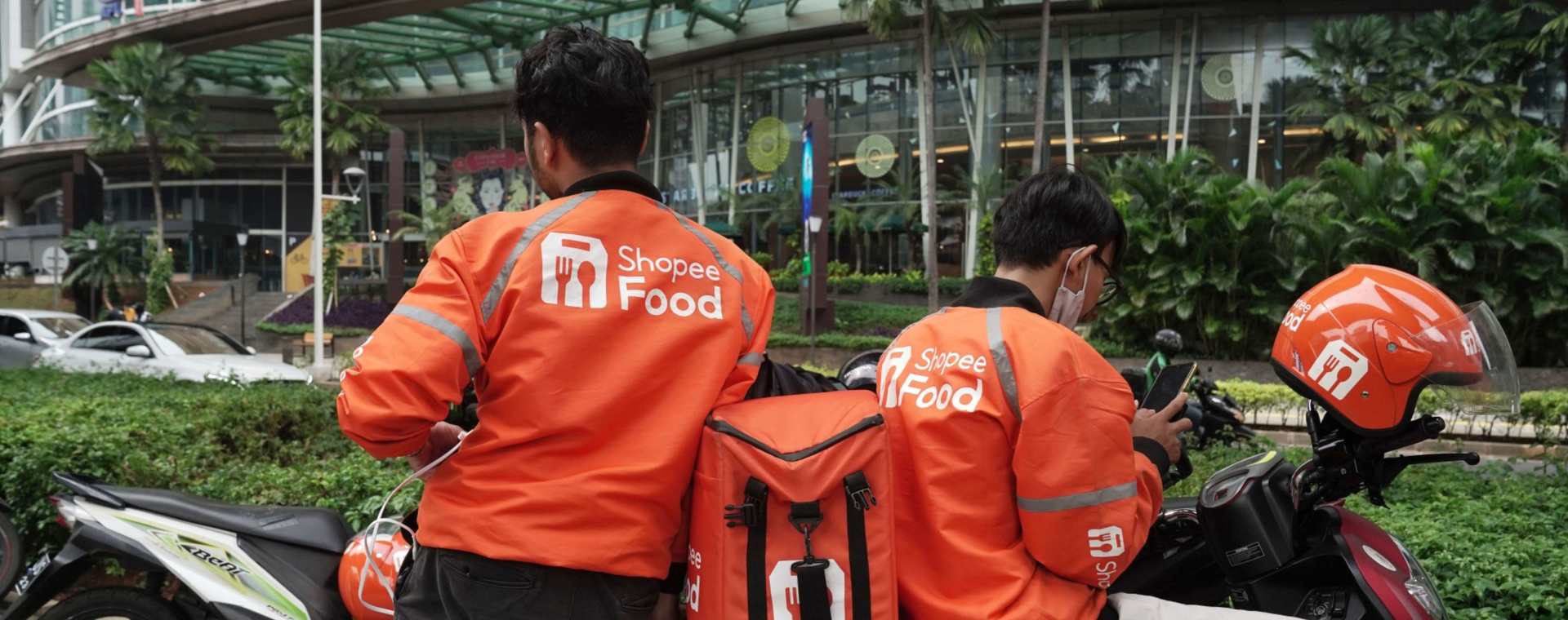 Pengemudi Shopeefood tampak sedang menunggu di depan sebuah pusat perbelanjaan di Jakarta, Senin, (15/3/2021). Shopee tengah diterpa badai PHK menyusul penurunan valuasi perusahaan induknya, Sea Ltd. Bloomberg - Dimas Ardian