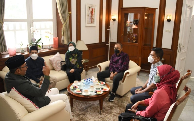 Gubernur Jawa Barat Rridwan Kamil berterima kepada media saat Forum Pemred melakukan kunjungan di Gedung Pakuan, Bandung./istimewa