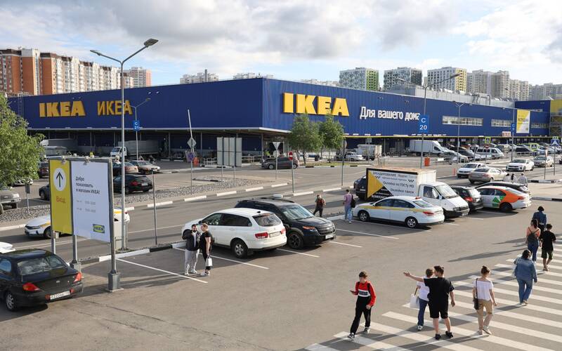 Pengunjung di depan toko Ikea di Rusia/ Bloomberg