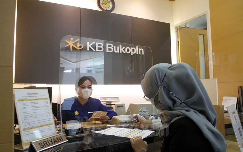 Nasabah melakukan transaksi di Bank KB Bukopin di Makassar, Sulawesi Selatan, Rabu (26/1/2022). Bisnis/Paulus Tandi Bone