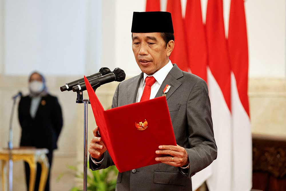 Presiden Indonesia Joko Widodo membacakan sumpah para menteri dan wakil menteri yang baru dilantik saat pelantikan di Istana Kepresidenan di Jakarta, Rabu (15/6/2022). Reuters/Willy Kurniawan