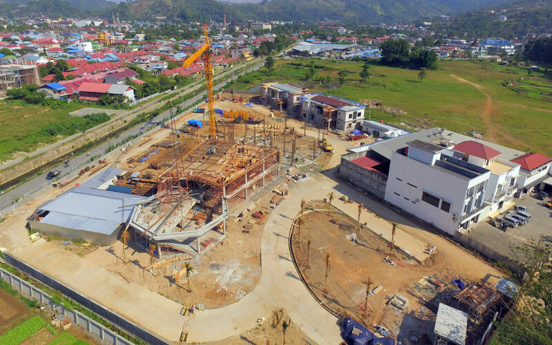 Foto udara suasana pembangunan Gedung Papua Youth Creative Hub di Jalan Poros, Distrik Abepura, Jayapura, Papua, Senin (13/6/2022). Pembangunan gedung pusat pelatihan dan pengembangan kewirausahaan bagi anak muda di Papua tersebut saat ini telah mencapai 40 persen./Antara-Gusti Tanati.
