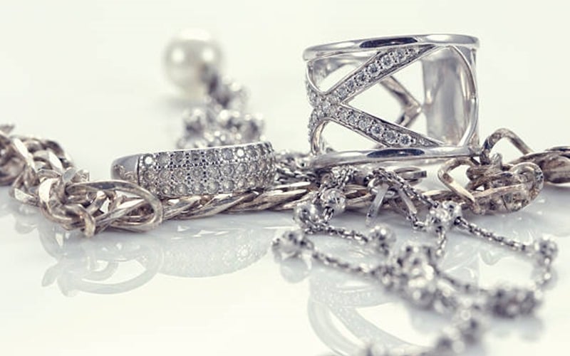 Mudah Banget, Begini Cara Membersihkan Perhiasan Perak