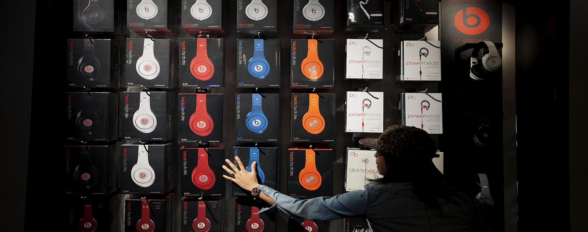 Seorang karyawan mengatur headphones di salah satu gerai the Beats by Dr. Dre di New York, Amerika Serikat. - Bloomberg/Michael Nagle