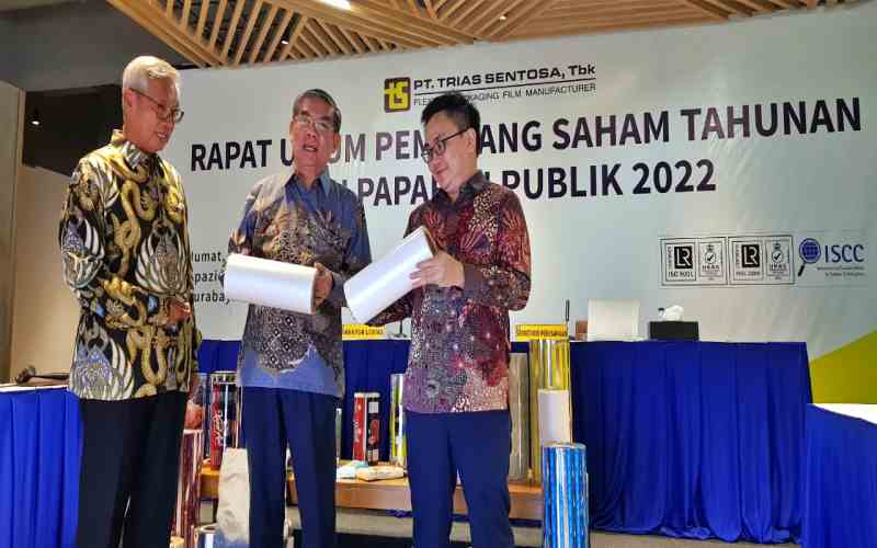 Direktur Utama Trias Sentosa, Sugeng Kurniawan (tengah) memamerkan produk film packaging saat menggelar RUPS dan Paparan Publik di Surabaya, Jumat (17/6/2022). Bisnis - Peni Widarti