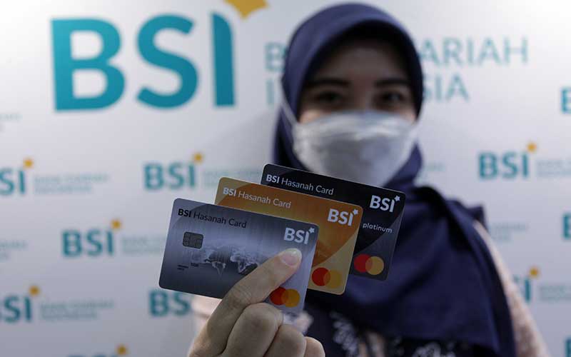 Karyawan menunjukkan kartu pembiayaan BSI Hasanah Card di outlet PT Bank Syariah Indonesia KC Jakarta Barat, Kebon Jeruk Jakarta, Senin (1/2/2021). Bisnis