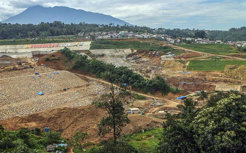 Suasana proyek pembangunan Bendungan Ciawi dan Sukamahi di Ciawi, Kabupaten Bogor, Jawa Barat, Selasa (15/2/2022). ANTARA FOTO/Yulius Satria Wijaya