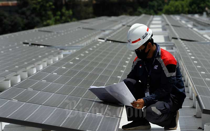 Ilustrasi - Suasana instalasi panel surya dari ketinggian di Masjid Istiqlal, Jakarta, Kamis (27/8/2020). Penggunaan pembangkit listrik tenaga surya ini sebagai upaya mendukung penggunaan energi yang ramah lingkungan, efektif dan efisien. Bisnis/Himawan L Nugraha