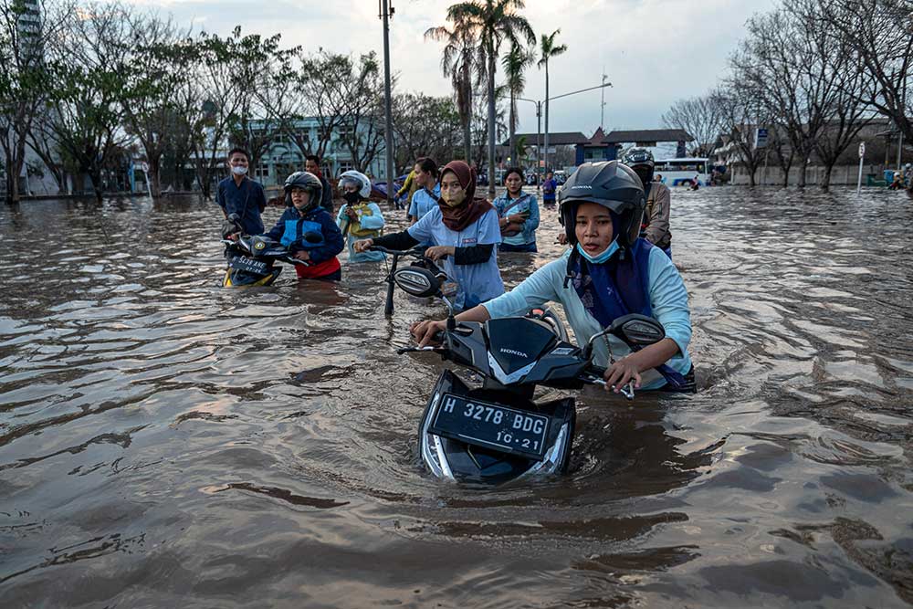  Banjir Rob Kembali Rendam Kawasan Industri di Pelabuhan Tanjung Emas Semarang