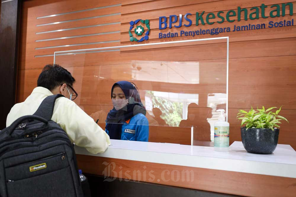 Karyawati melayani peserta di salah satu kantor cabang BPJS Kesehatan di Jakarta, Selasa (14/6/2022). Ada perubahan iuran BPJS Kesehatan./Bisnis/Suselo Jati