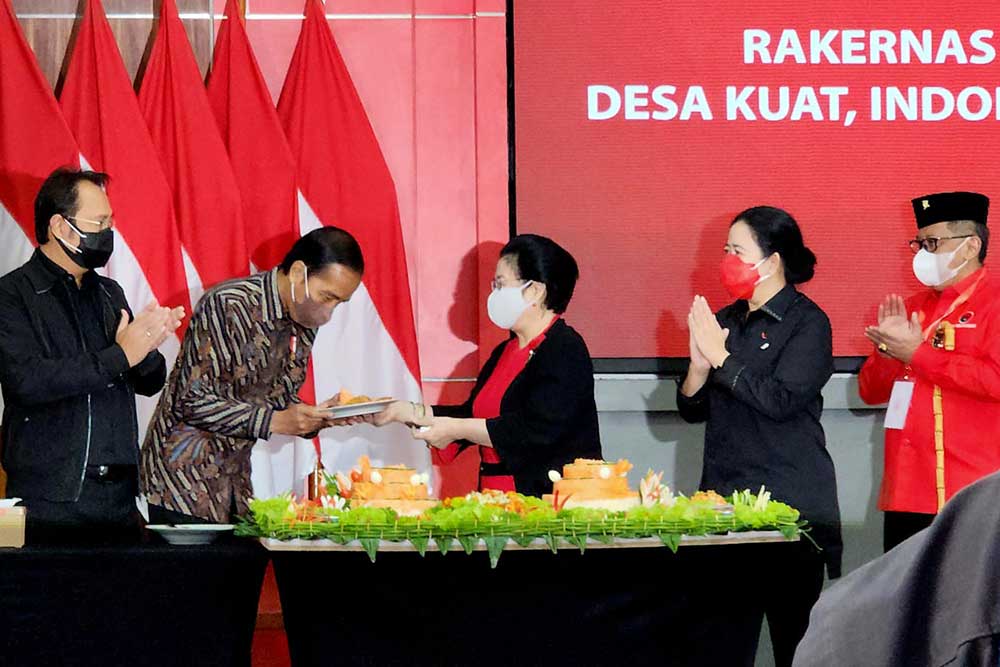  Ultah ke‐61, Jokowi Beri Potongan Tumpeng Pertama ke Megawati 