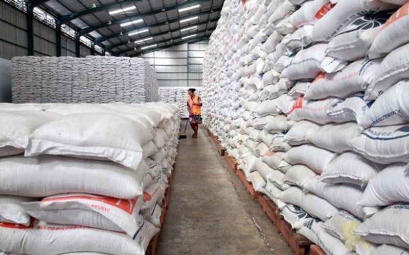 Penjaga gudang beras sedang memeriksa kondisi gudang. Harga beras dan sembako hari ini mengikuti kondisi permintaan di pasar./ilustrasi