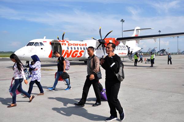 Ilustrasi - Penumpang pesawat udara berjalan menuju terminal kedatangan saat tiba di Bandara Internasional Kualanamu, Kabupaten Deli Serdang, Sumatra Utara, Senin (14/1/2019)./ANTARA FOTO/Septianda Perdana