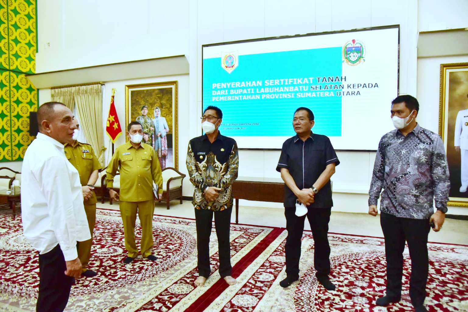 Gubernur Sumatra Utara Edy Rahmayadi saat menerima sertifikat lahan hibah dari Pemkab Labuhan Batu Selatan, Medan, Selasa (21/6/2022). / Istimewa