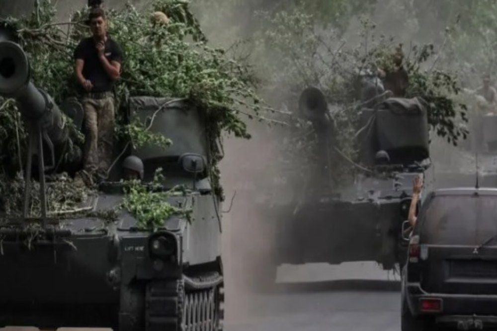 Prajurit Ukraina mengendarai howitzer self-propelled M109 155 mm Amerika, di tengah serangan Rusia di Ukraina, di wilayah Donetsk, Ukraina, 13 Juni 2022. /Antara