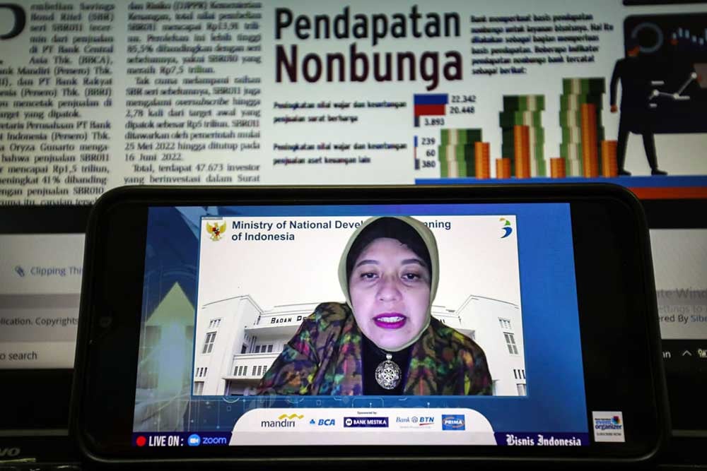 Layar menampilkan Deputi Bidang Ekonomi Kementerian PPN/Bappenas Amalia Adininggar Widyasanti memberikan paparan saat diskusi panel sesi 2 saat Bisnis Indonesia Banking Outlook 2022 yang digelar secara virtual di Jakarta, Rabu (22/6/2022). Bisnis/Arief Hermawan P