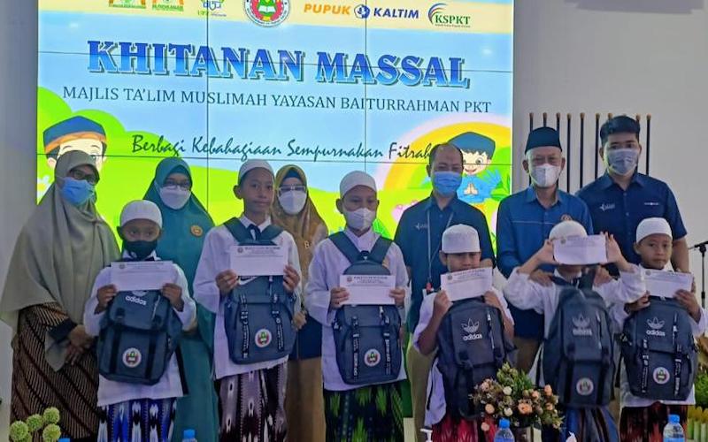  Berbagi Kebahagiaan Sempurnakan Fitrah, Majelis Taklim Muslimah Yayasan Baiturrahman Gelar Khitan Massal