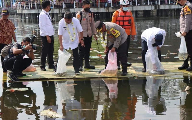  7,6 Juta Benih Ikan Air Tawar Ditebar di Situ Bagendit Garut