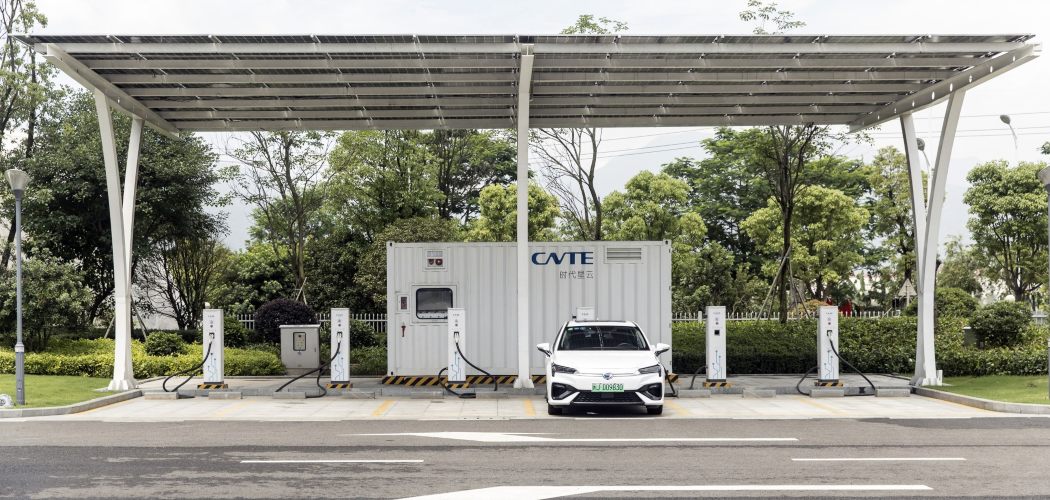 Sebuah purwarupa mobil listrik mengisi daya di bawah panel surya di dekat kantor pusat Contemporary Amperex Technology Co. (CATL) di Ningde, Fujian, China, Rabu (3/6/2020)./Bloomberg-Qilai Shen