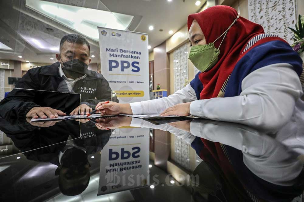 Petugas melayani wajib pajak di salah satu kantor pelayanan pajak pratama di Jakarta, Senin (20/6/2022). Bisnis/Eusebio Chrysnamurti