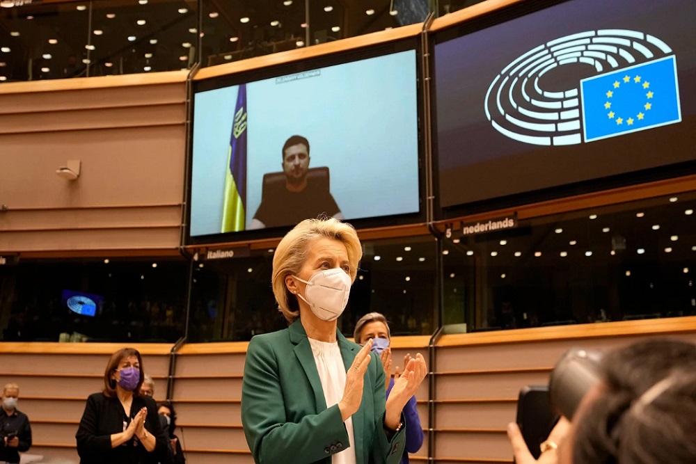 Presiden Komisi Eropa Ursula von der Leyen bertepuk tangan setelah pidato Presiden Ukraina Volodymyr Zelenskyy, melalui tautan video, selama sesi luar biasa tentang Ukraina di Parlemen Eropa di Brussels/The Hindustan Times