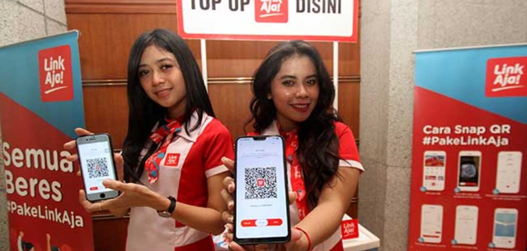 Sales Promotion Girl (SPG) menunjukkan aplikasi LinkAja di Jakarta./Bisnis-Arief Hermawan P