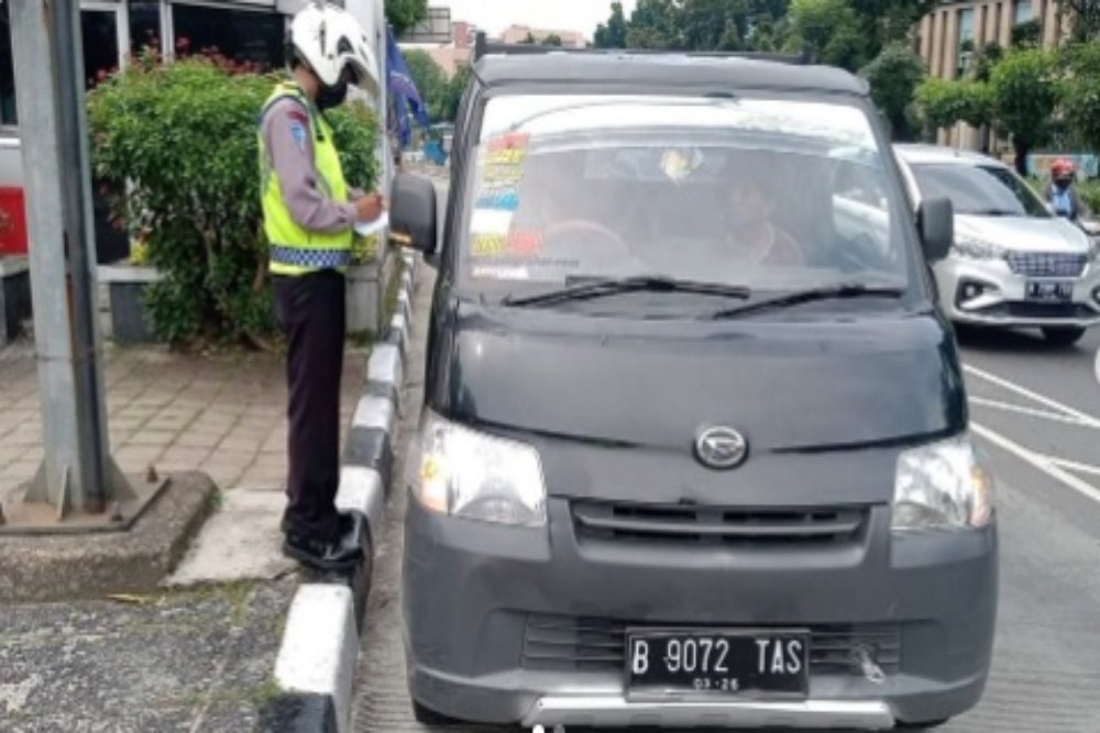 Polisi menindak pengendara yang melanggar kebijakan ganjil genap di Jl. Salemba Raya Jakarta Pusat hari ini, Senin (13/6/2022)./Instagram@tmcpoldametro