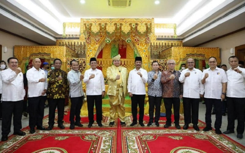  Resmikan Masjid Tanjak, Menko Airlangga Disambut Tepuk Tepung Tawar