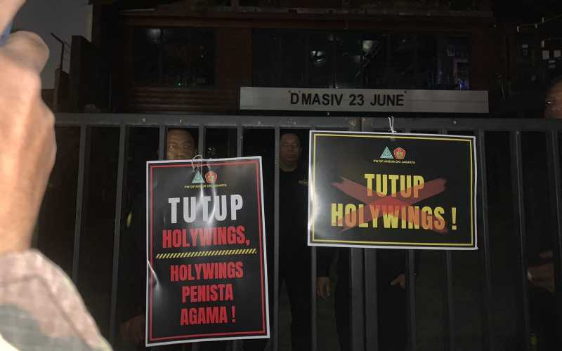 Gerakan Pemuda (GP) Ansor Pimpinan Wilayah (PW) DKI Jakarta melakukan konvoi ke tiga restoran dan bar Holywings di Jakarta, pada Jumat (24/06/2022) malam / Lukman Nur Hakim