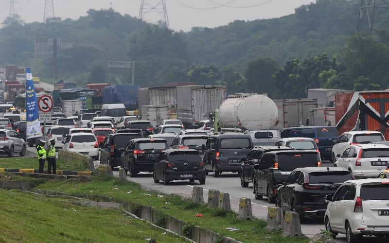Kepadatan kendaraan pemudik akibat pertemuan off ramp arah Cikampek Jalan Tol Layang MBZ dan Jalan Tol Jakarta-Cikampek bawah KM 48 di Karawang, Jawa Barat, Rabu (27/4/2022).