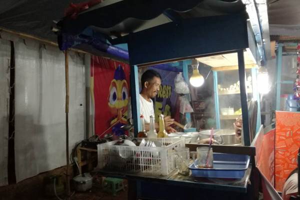 Suroso, pedagang bakso di rest area Candi Arang, tol fungsional Batang./Tim Jelajah