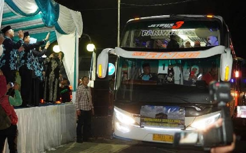  Lepas 392 Jemaah Haji, Bupati Dony Minta Jaga Nama Baik Sumedang