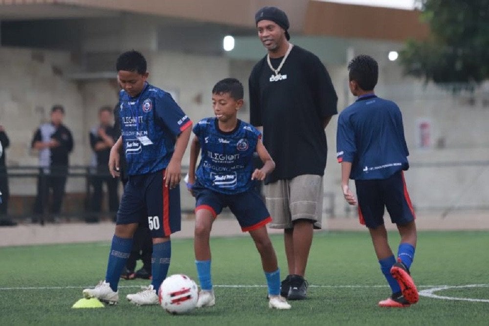  Gelar Coaching Clinic Bareng Anak-anak Indonesia, Ronaldinho Bagikan Tips Penting